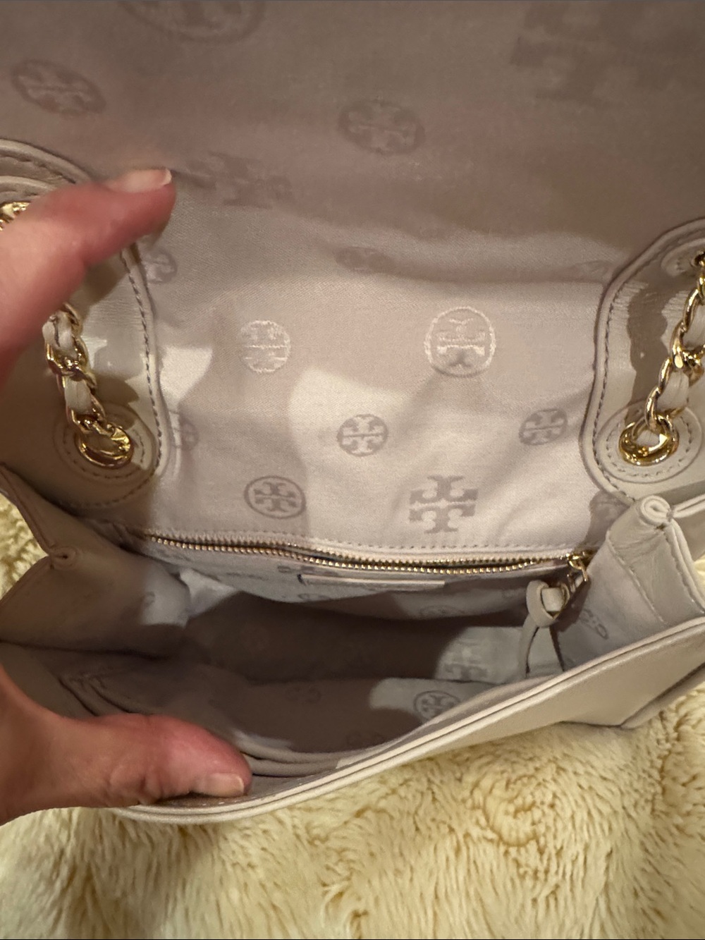 Tory Burch Blush Quilted Leather Shoulder Bag with Gold Chain - Picture 3 of 3